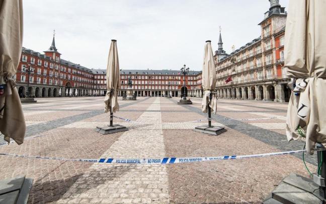 Terraza cerrada en un local de la Plaza Mayor de Madrid durante el confinamiento.