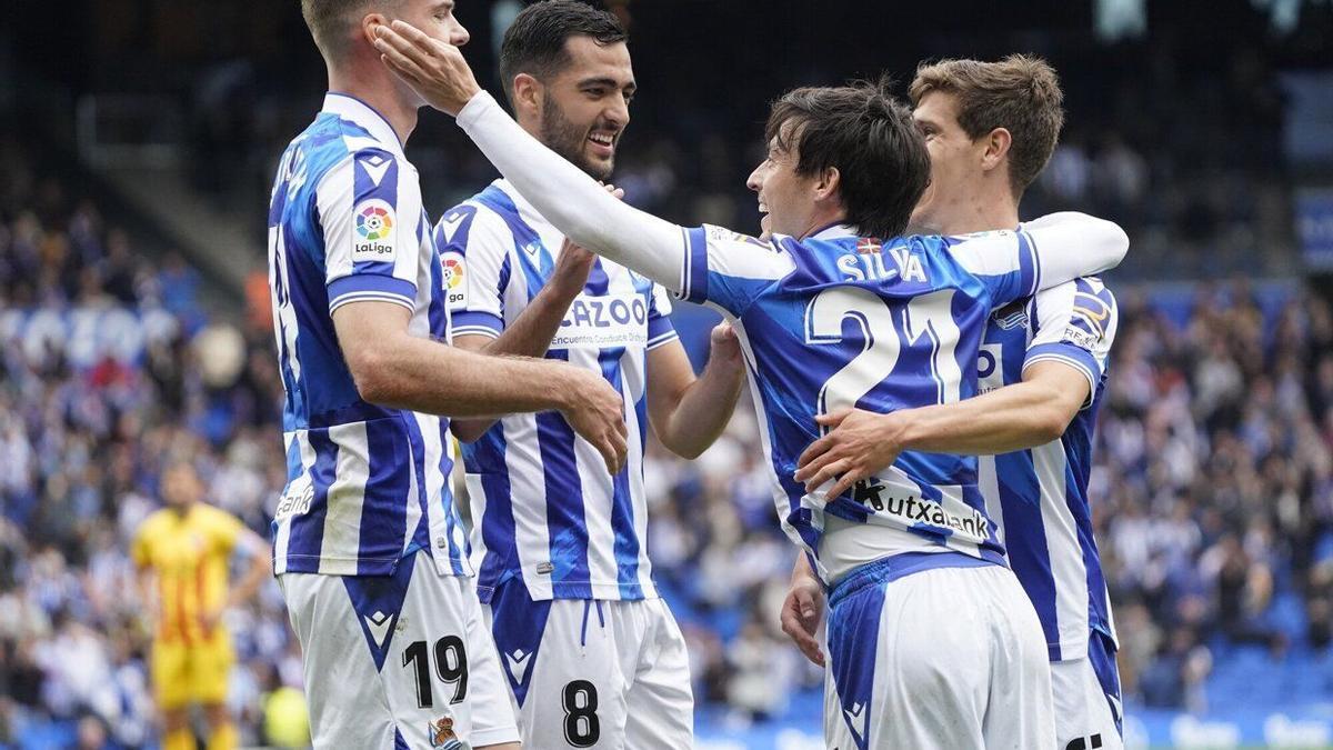 Los jugadores realistas celebran el gol marcado por David Silva este sábado al Girona. / RUBEN PLAZA