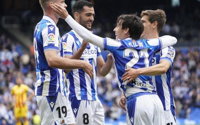 Los jugadores realistas celebran el gol marcado por David Silva este sábado al Girona. / RUBEN PLAZA