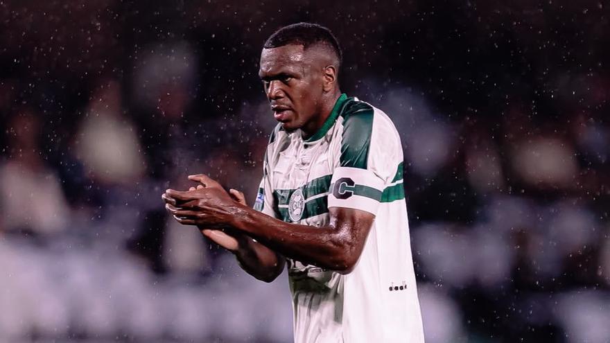 El brasileño Jacy Maranhão, que celebrando su gol ante el Chapecoense, sufrió una aparatosa caída que, literalmente, le dejó bajo tierra.
