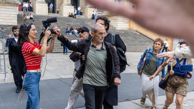 Urrutikoetxea sale del Tribunal de Apelaciones de París y trata de evitar ser grabado por los medios