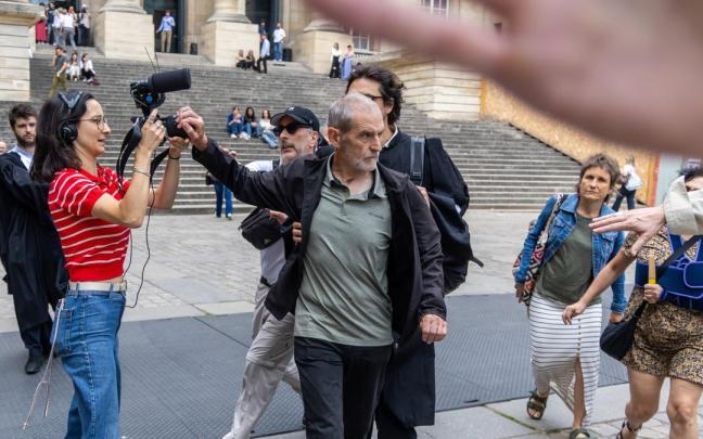 Urrutikoetxea sale del Tribunal de Apelaciones de París y trata de evitar ser grabado por los medios
