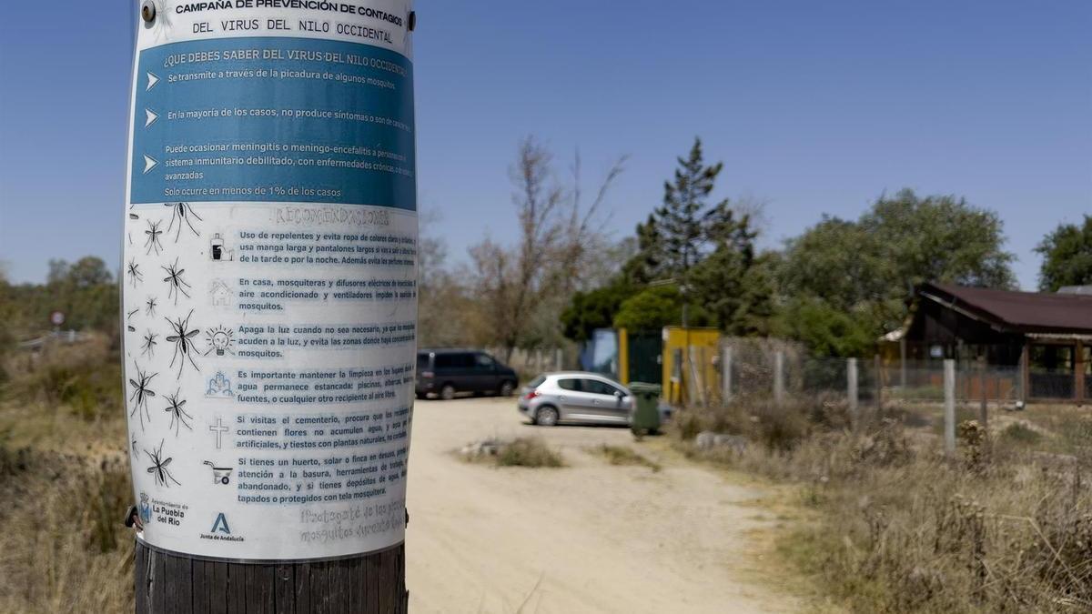 Un cartel informativo en la Puebla del Río sobre el Virus del Nilo.