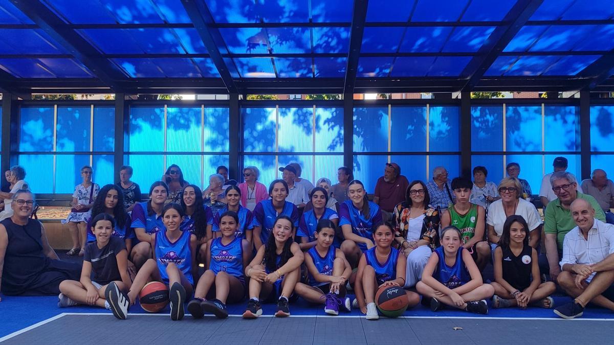 Vecinos y jugadoras de baloncesto disfrutan ya de la nueva cubierta y anexa la cancha deportiva