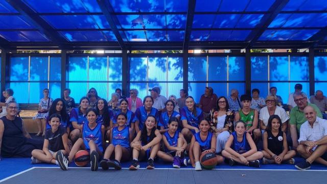 Vecinos y jugadoras de baloncesto disfrutan ya de la nueva cubierta y anexa la cancha deportiva