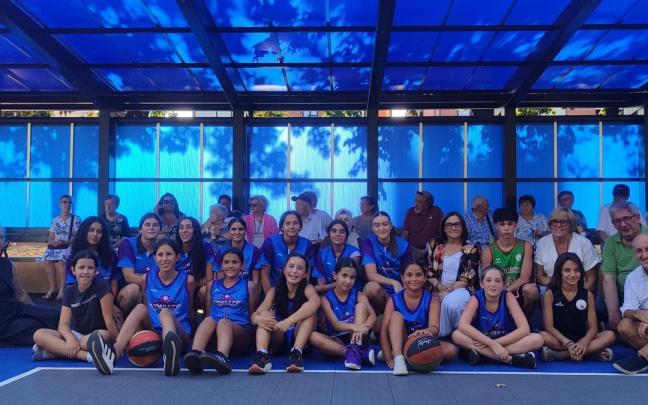 Vecinos y jugadoras de baloncesto disfrutan ya de la nueva cubierta y anexa la cancha deportiva