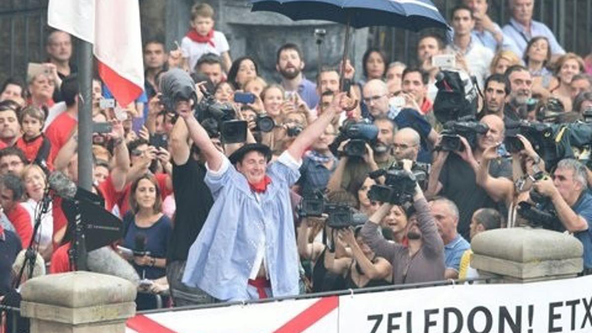 Zeledonen jaitsiera San Migeleko balkoitik ikusteko 50 gonbidapen bikoitzen zozketa egin da Gasteizen.