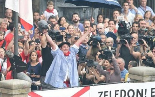 Zeledonen jaitsiera San Migeleko balkoitik ikusteko 50 gonbidapen bikoitzen zozketa egin da Gasteizen.