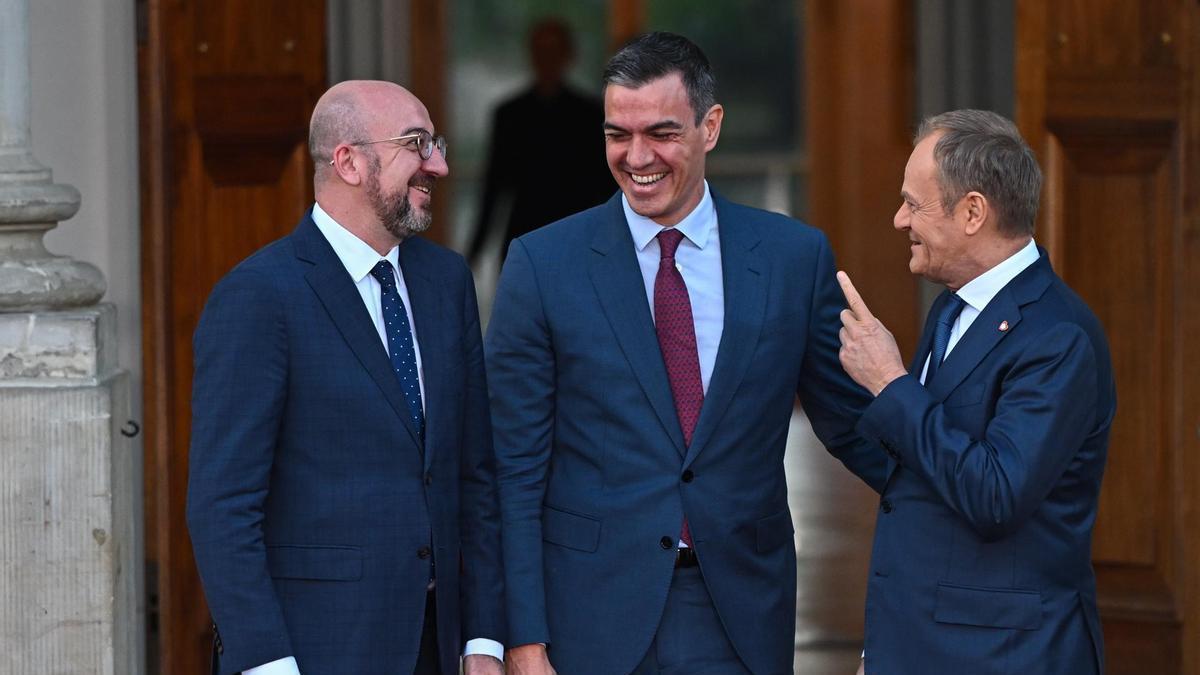 Pedro Sánchez junto a Charles Michel (i) y Donald Tusk en Varsovia.