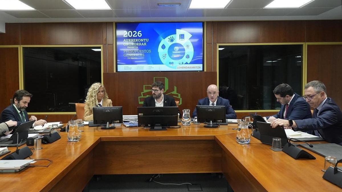 El secretario general de Coordinación y Proyectos Estratégicos, Mikel Iriondo, durante su comparecencia ante la Comisión de Hacienda y Finanzas del Parlamento Vasco.