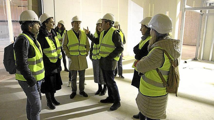 El alcalde y la diputada de Cultura, junto a varios delegados del Ayuntamiento. | FOTO: N.G.