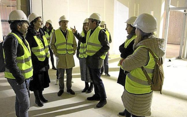 El alcalde y la diputada de Cultura, junto a varios delegados del Ayuntamiento. | FOTO: N.G.