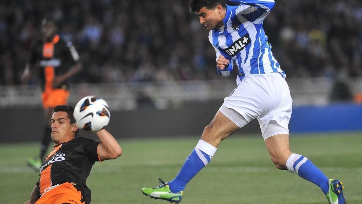 Chory Castro dispara a puerta durante el partido que la Real ganó contra el Valencia (4-2) en la temporada 2012-13.