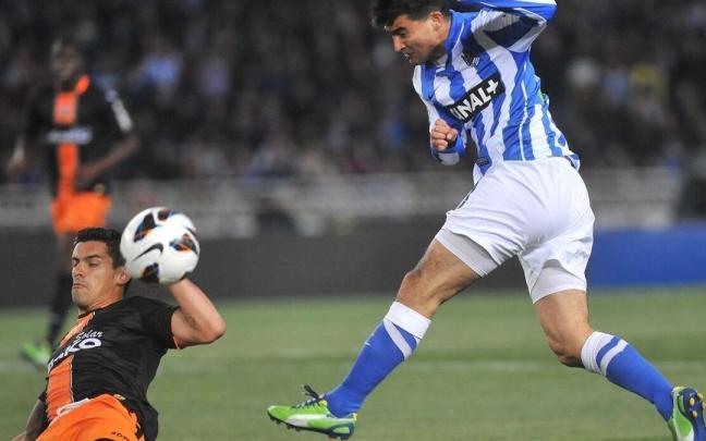 Chory Castro dispara a puerta durante el partido que la Real ganó contra el Valencia (4-2) en la temporada 2012-13.