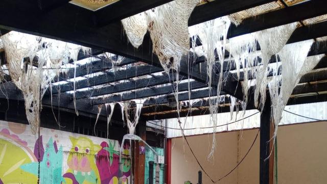 Estado de la cubierta del parque infantil de Makatzena tras ser pasto de las llamas.