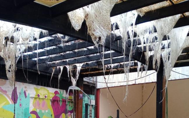 Estado de la cubierta del parque infantil de Makatzena tras ser pasto de las llamas.