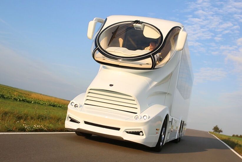 La autocaravana EleMMent Palazzo Superior circula por una carretera.