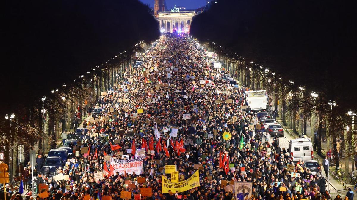 Al menos 60.000 personas protestan en Berlín contra el giro político a la derecha