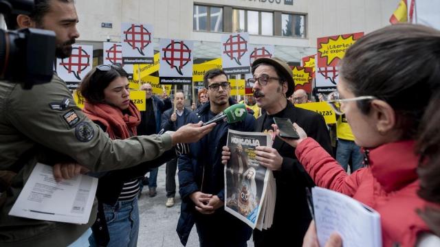 El editor de 'Mongolia', Darío Adanti, en los Juzgados de Plaza de Castilla. Manos Limpias denunció una de sus portada por "ofender a los sentimientos religiosos". La denuncia quedó archivada.