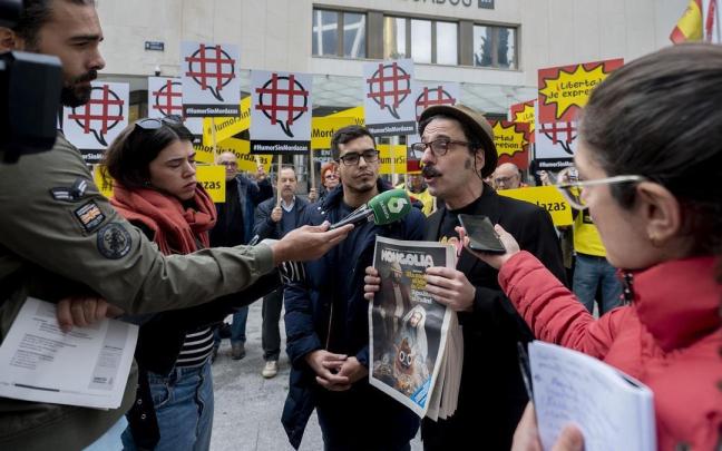 El editor de 'Mongolia', Darío Adanti, en los Juzgados de Plaza de Castilla. Manos Limpias denunció una de sus portada por "ofender a los sentimientos religiosos". La denuncia quedó archivada. / EP El editor de 'Mongolia', Darío Adanti, en los Juzgados de Plaza de Castilla. Manos Limpias denunció una de sus portada por "ofender a los sentimientos religiosos". La denuncia quedó archivada.