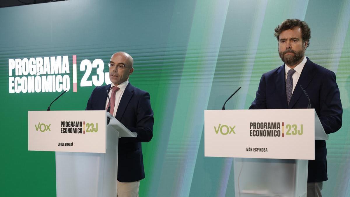 Jorge Buxadé (i) e Iván Espinosa de los Monteros presentan el programa electoral de Vox.