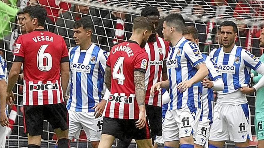 Jugadores de la Real y el Athletic esperan el lanzamiento de un córner por parte del conjunto rojiblanco, en el derbi disputado el pasado sábado en San Mamés. / FOTO: RUBEN PLAZA