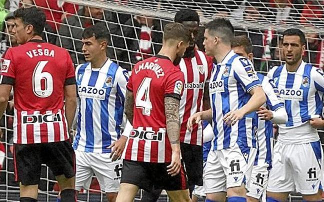 Jugadores de la Real y el Athletic esperan el lanzamiento de un córner por parte del conjunto rojiblanco, en el derbi disputado el pasado sábado en San Mamés. / FOTO: RUBEN PLAZA