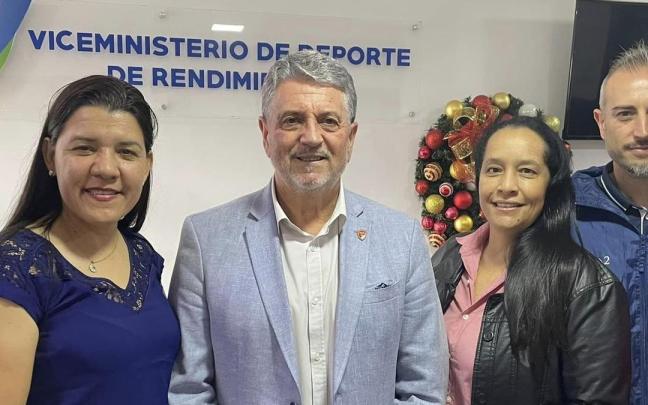 Julián García Angulo, presidente de la Federación Española de Pelota, en el centro.