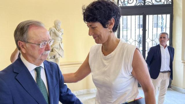 Juan Jesús Vivas saluda a Elma Saiz durante su visita a Ceuta el pasado lunes.