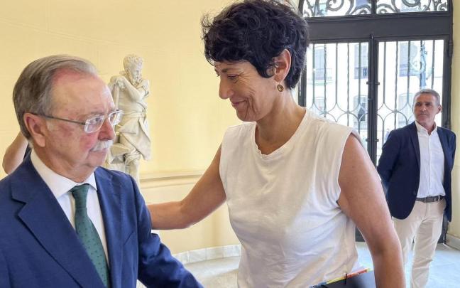 Juan Jesús Vivas saluda a Elma Saiz durante su visita a Ceuta el pasado lunes.