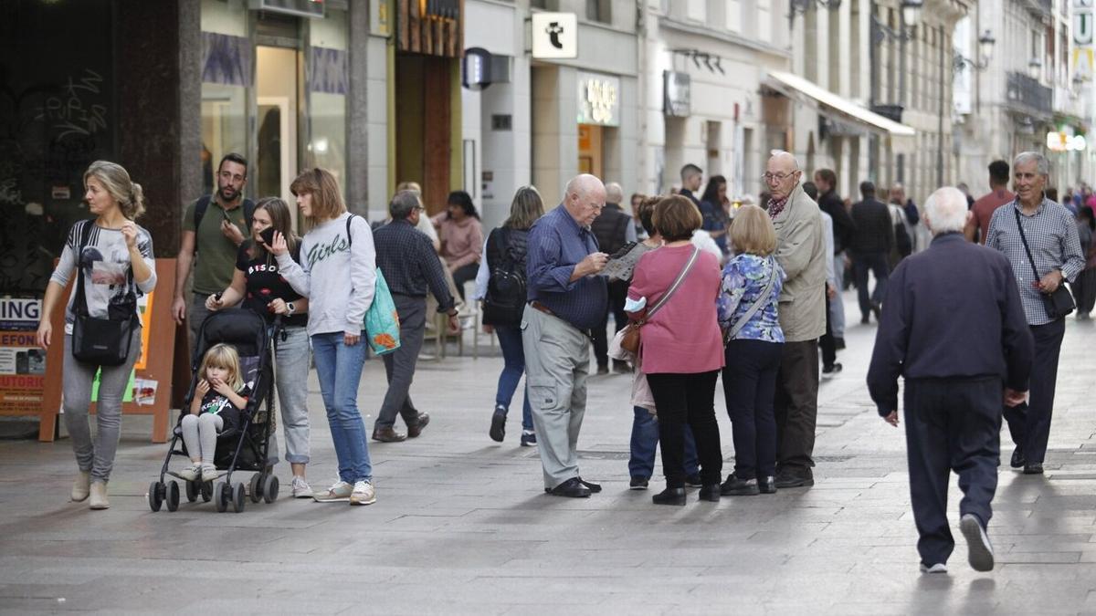 Gente paseando por Vitoria