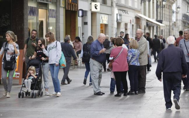 Gente paseando por Vitoria