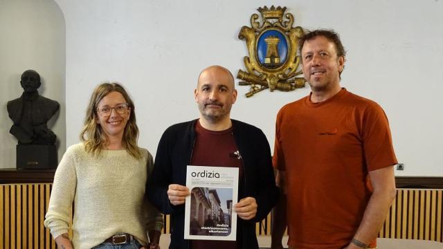 El alcalde, en el centro, junto a concejales del Ayuntamiento de Ordizia con la revista publicada.