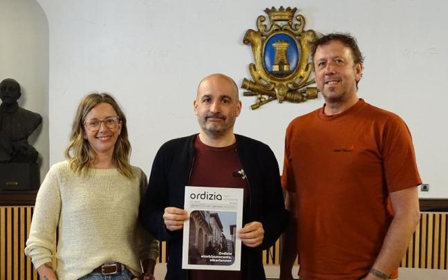 El alcalde, en el centro, junto a concejales del Ayuntamiento de Ordizia con la revista publicada.