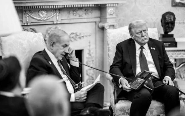 Fotografía distribuida por la Casa Blanca que muestra a Trump sujetando el teléfono a Netanyahu.
