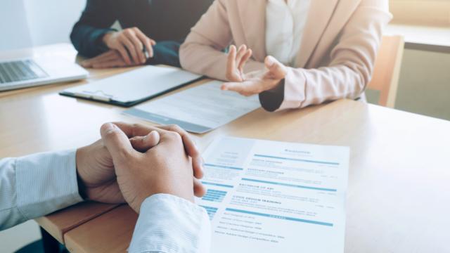 Imagen de archivo de una entrevista de trabajo. FREEPIK Imagen de archivo de una entrevista de trabajo. FREEPIK