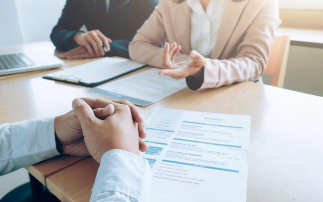 Imagen de archivo de una entrevista de trabajo. FREEPIK Imagen de archivo de una entrevista de trabajo. FREEPIK