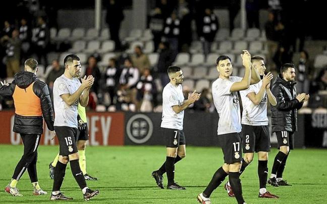 Los jugadores del Real Unión aplauden al público del Stadium Gal al término del partido de ayer contra el Mallorca, que supuso el final a la andadura copera. JAVI COLMENERO Los jugadores del Real Unión aplauden al público del Stadium Gal al término del partido de ayer contra el Mallorca, que supuso el final a la andadura copera. JAVI COLMENERO