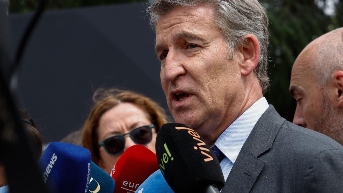 Alberto Núñez Feijóo atiende a la prensa a su llegada a la inauguración del VI Gran Foro Anual Taleñt.