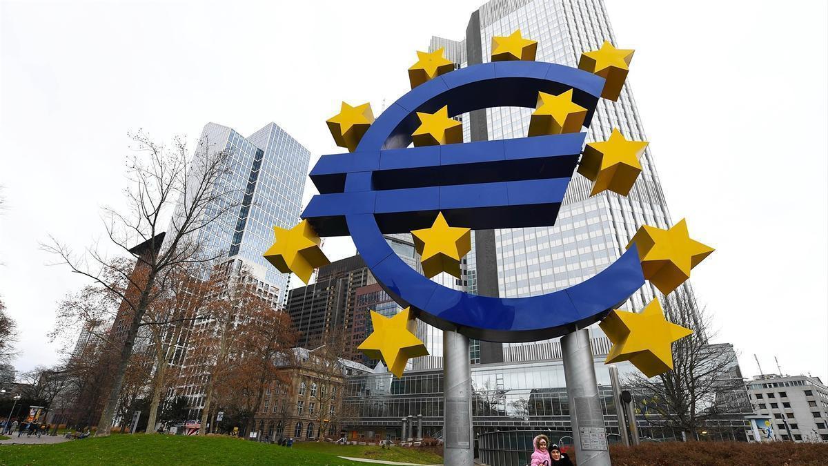 El símbolo del euro frente a la Eurotower de Frankfurt (Alemania) en una foto de archivo.