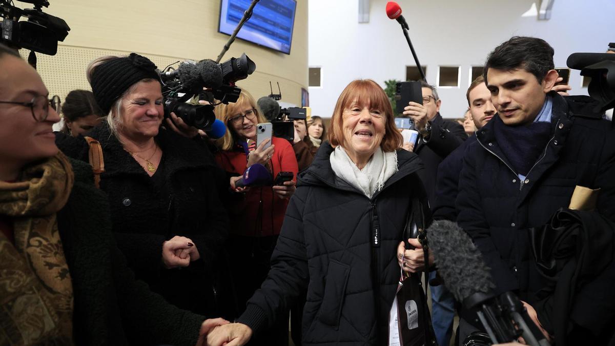 Gisele Pelicot abandona los juzgados de Aviñon junto a su abogado, Stephane Babonneau.