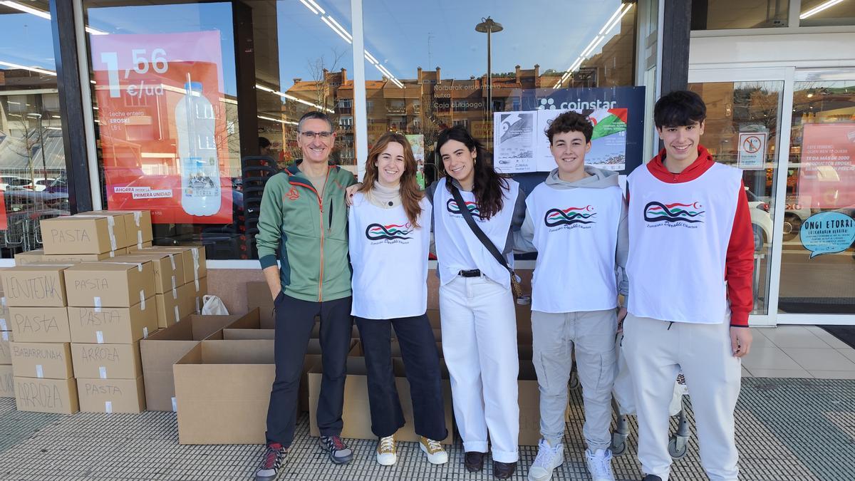 Grupo de voluntarios de Darahli recogiendo alimentos fuera del Eroski de Zumaia.