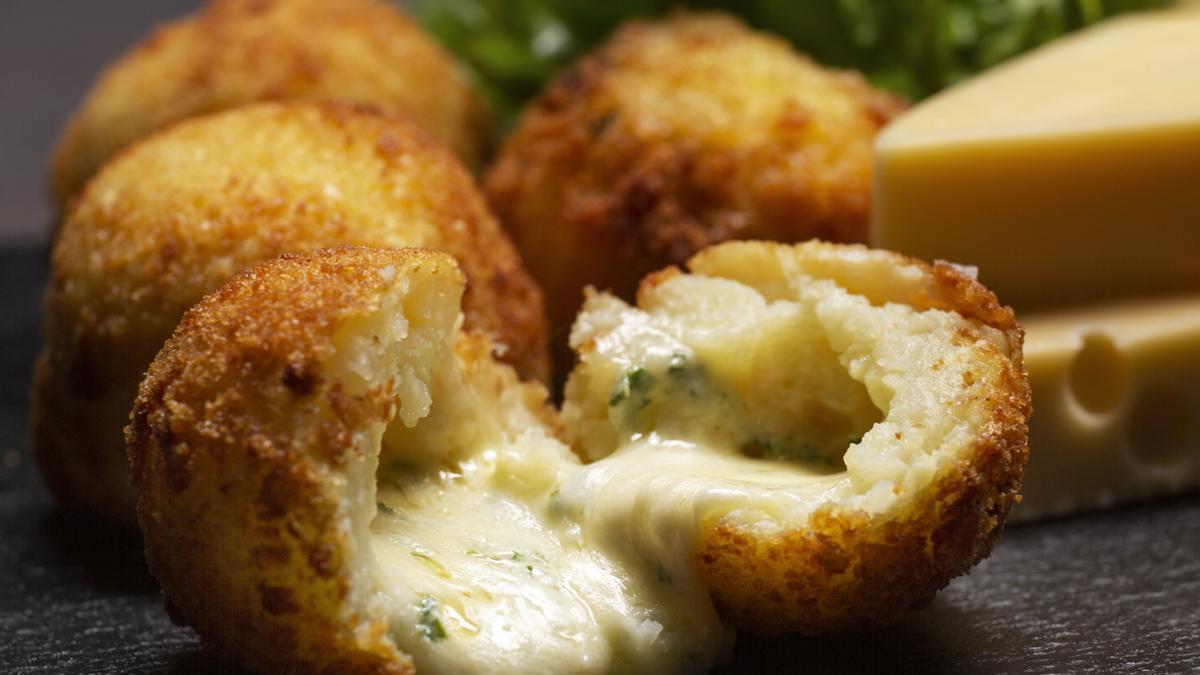 Croqueta crujiente por fuera y cremosa por dentro.