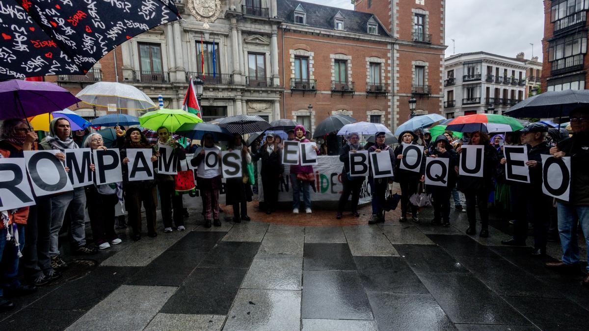 Manifestantes portan pancarta con lema 'Rompamos el bloqueo' durante una concentración de apoyo a la flotilla