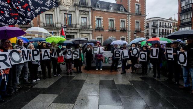 Manifestantes portan pancarta con lema 'Rompamos el bloqueo' durante una concentración de apoyo a la flotilla