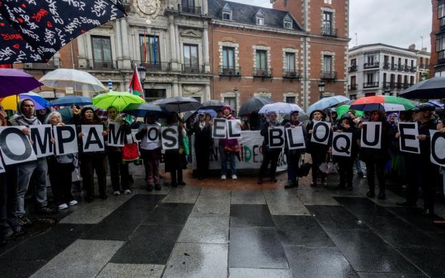Manifestantes portan pancarta con lema 'Rompamos el bloqueo' durante una concentración de apoyo a la flotilla
