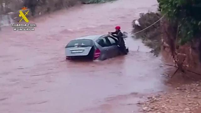 Servicios de emergencia en Pego (Alicante) auxilian a un coche.