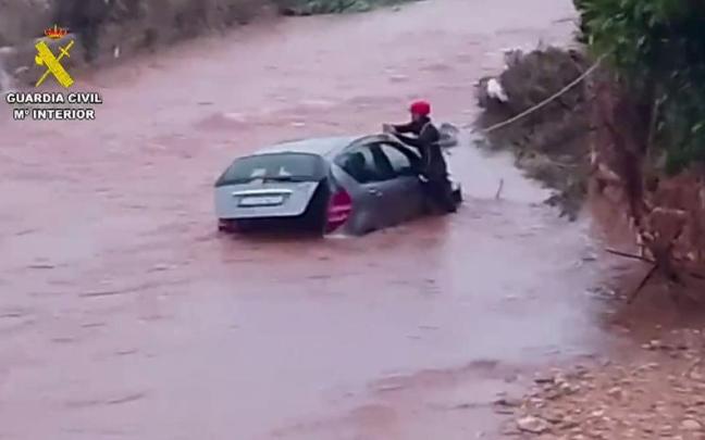 Servicios de emergencia en Pego (Alicante) auxilian a un coche.
