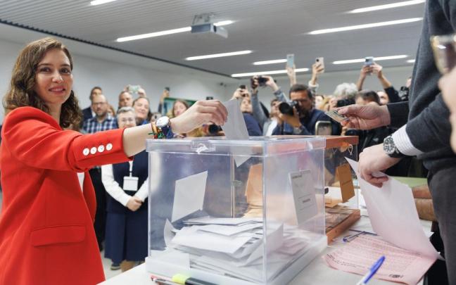 Ayuso, al acudir a votar este domingo. Ayuso, al acudir a votar este domingo.