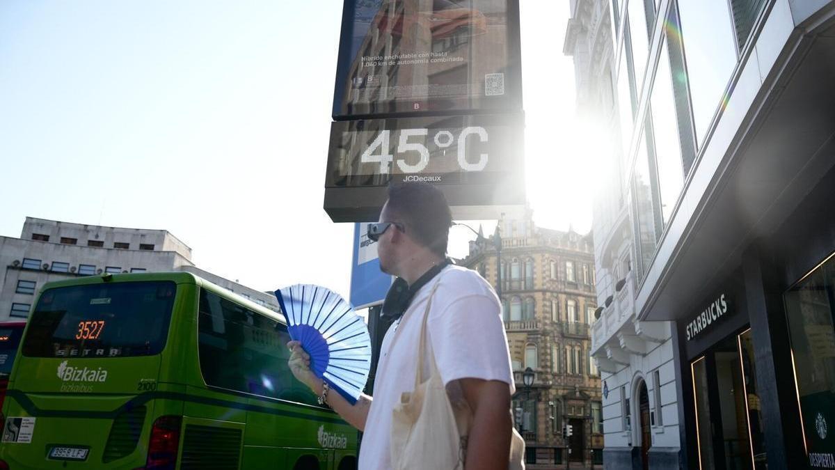 Un hombre se abanica en el centro de Bilbao durante la ola de calor.